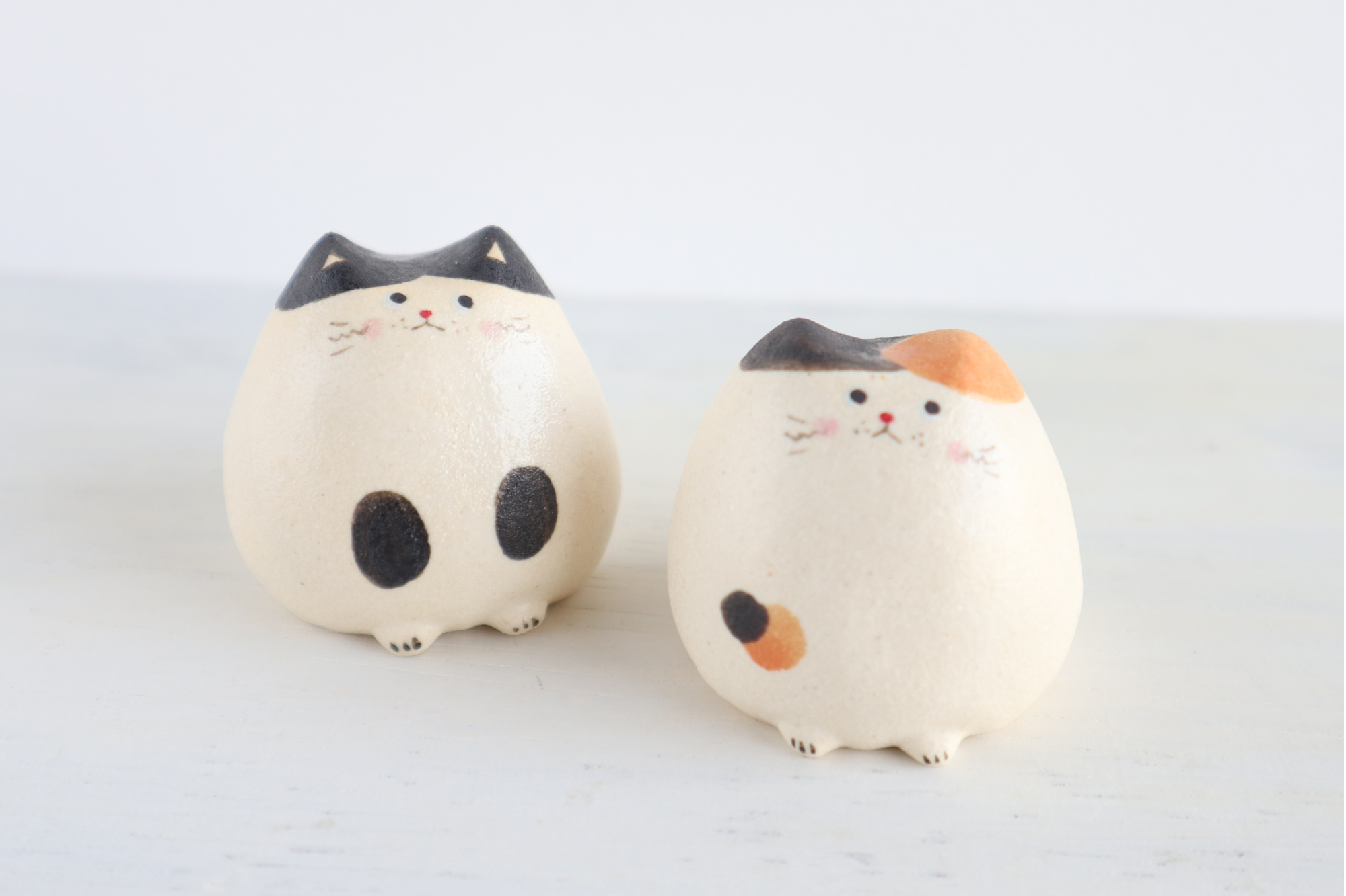 陶器の小さな猫の置物たち（三毛/はちわれ）